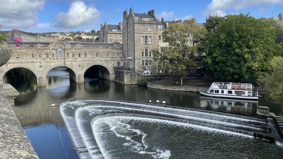 Dann düsen wir nach Bath und besuchen zuerst die „Bath Pulteney Bridge“ über den Fluß Avon 
Diese Bridge ist bekannt für ihre einzigartige Bauweise mit Geschäften über die gesamte Länge auf beiden Seiten.