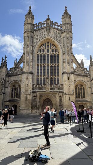 Straßenmusiker vor „Bath Abbey“
Sie ist eine anglikanische Pfarrkirche und ein ehemaliges Benediktinerkloster