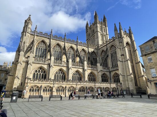 Klar—gibt es auch hier in Bath wieder eine tolle Kathedrale, die „Bath Abbey“ -sie befindet sich direkt neben den römischen Bädern, die wir nicht besuchen (35 Pfund Eintritt)