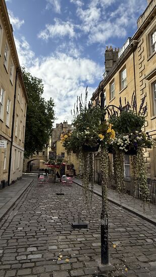 Eine schöne kleine Gasse in Bath-die Stadt ist bekannt durch seine Thermalquellen.
Ein Museum steht anstelle der ursprünglichen Bäder aus römischer Zeit. Es umfasst Statuen, das Bad selber und einen Tempel
