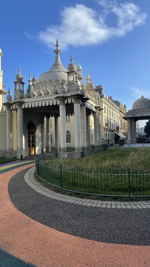 In diesem wunderschönen Park befindet sich der „Royal Pavilion“ -eine ehemalige königliche Sommerresidenz von Georg IV dem „Prince of Wales“