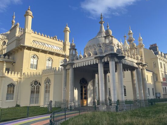 Der Pavilion ist bekannt für seine extravagante indo-sarazenische Architektur und die opulenten Innenräume im indischen und chinesischen Stil