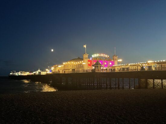 Nach einer Stärkung ist es schon dunkel und so sieht das „Palace Pier“ beleuchtet aus -es ist ein Vergnügungspier mit Spielhallen, Fahrgeschäften, Arkaden, Restaurants und viele Imbissbuden.