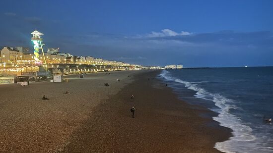 Die Küstenlinie bei Nacht