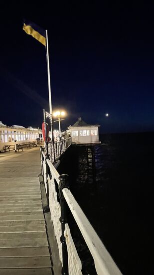 Brighton ist ein lebendiger , quirliger Urlaubsort am Meer. Da es nur eine Zugstunde von London entfernt ist, ist es ein beliebtes Tagesausflugsziel.
Die Stadt ist bekannt für ihr Nachtleben, die Kunstszene, Einkaufsmöglichkeiten und Festivals. Sie ist laut und teilweise sehr dreckig
Definitiv kein Ort für uns um länger zu bleiben—aber morgen geht es eh wieder heim!