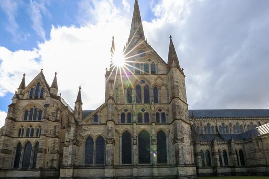 Sie besitzt den höchsten Kirchturm Englands und beherbergt das Best erhaltene Exemplar der 4 erhaltenen Originaldoumente der Magna Carta von 1215