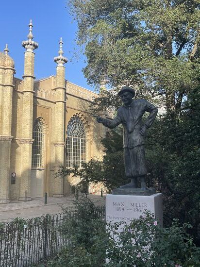 Am Eingang des „Royal Pavilion Gardens“  begrüßt uns eine Statue von Max Miller, einen in Brighton geborenen Komiker