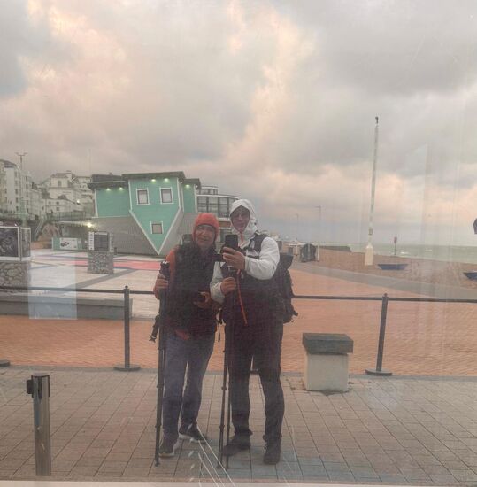 Auch hier gibt es so ein Haus , was auf dem Kopf steht, wie man im Hintergrund sieht--es sieht nicht nach gutem Wetter aus...