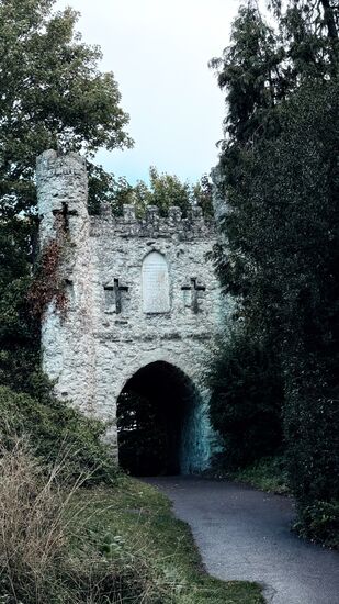 Die historische Marktstadt in Surrey  Reigate liegt auf dem Weg und dort gibt es eine Burgruine von 1216
Dieses Tor wurde 1777 über den Ruinen der ursprünglichen Burg errichtet