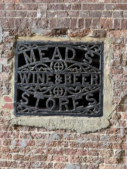 Ein Schild, welches darauf hinweist, dass hier Met, Wein und Bier verkauft wurde