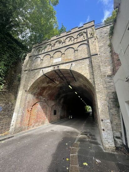 Der Reigate Tunnel -er wurde 1923 erbaut um eine Umfahrung des Castle Mound zu vermeiden. Er ist ca 50m lang und in Sandstein gebohrt. Er ist möglicherweise der älteste Tunnel Europas