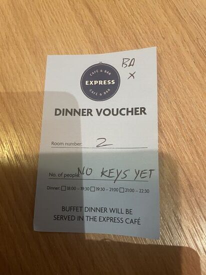 Wir sind fast die ersten im Hotel und beobachten den Ansturm der "Gestrandeten"
Man händigt uns einen Essensgutschein aus und wir verbringen die Zeit mit unseren neuen Bekannten an der Bar.