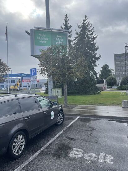 Was in Asien der „Grab“ ist oder der „Uber“ in USA ist hier der Bolt—es gibt sogar eine gut ausgeschilderte Haltestelle für die Fahrzeuge. Nach nur 10 Minuten ist Unser Fahrer „Igor“ da 