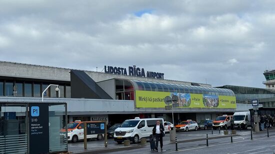 Und wir landen auch pünktlich  Für den Transport zum Hotel rufen wir einen „Bolt“ -zum kleinen Preis von knapp 11 Euro