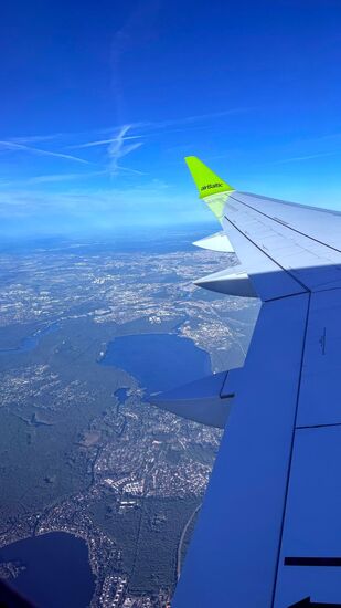 Der Flug dauert nur 90 Minuten-und wir landen bei strömenden Regen 