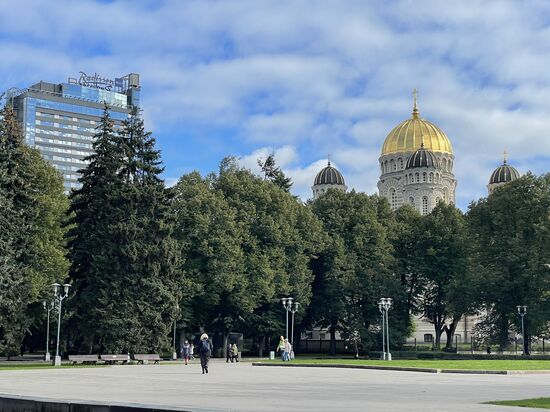Schon mittags checken wir in unserem schönen Hotel ein und machen uns bei besten Wetter auf den Weg um die Stadt zu erkunden. Schon bald erblicken wir die strahlend weiße Geburtskathedrale mit den 5 teilvergoldeten Kuppeln. Sie ist die größte orthodoxe Kirche der baltischen Staaten, die während der Sowjetzeit als Planetarium und Restaurant genutzt wurde—nun aber wieder für orthodoxe Gottesdienste zur Verfügung steht
Daneben ist unser eigentliches Ziel, das „Radisson Blue“ zu sehen-hier wollen wir uns Plätze für die Roof Top-Bar sichern
