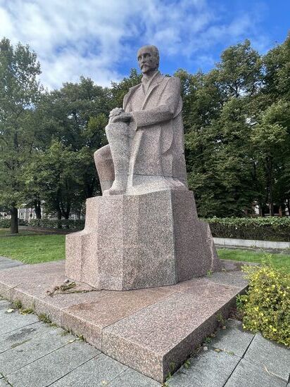 Wir schlendern durch den Esplanade, dem knapp 9 Hektar großen Park im Zentrum von Riga.
Hier steht das „Rainis-Denkmal“ im Park -Rainis war ein Dichter, Dramatiker und Politiker