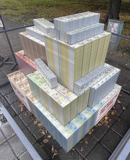 Das „Kleopatrie-Denkmal“ -die Stapel von Euro-Banknoten symbolisieren die enormen Geldsummen die durch Korruption von korrupten Machthabern veruntreut werden