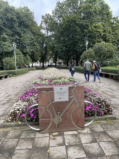 Dieses Denkmal ist ein Geschenk der Stadt Amsterdam im Jahr 2010 zur 20. Jahrestag der Unabhängigkeit von Riga