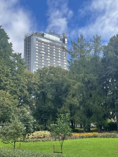 Leider steht vor dem Radisson ein großes Aufgebot von Sicherheitsleuten, da hier die nächsten Tage das Treffen des Militärkomitees der NATO stattfindet.
Zu diesem  wichtigen Ereignis werden hochrangige Militärvertreter der NATO zusammenkommen, um strategische und operative Angelegenheiten zu diskutieren.