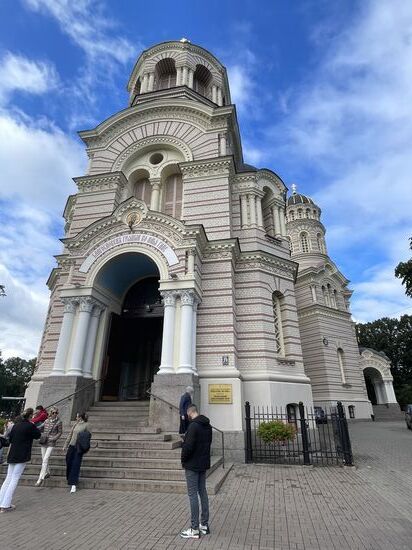 Die Geburtskathedrale aus der Nähe -jetzt sieht man auch gut die reiche Fassaden Verzierung. Sie wurde zwischen 1876 und 1884 im neoyzantinischen Stil erbaut