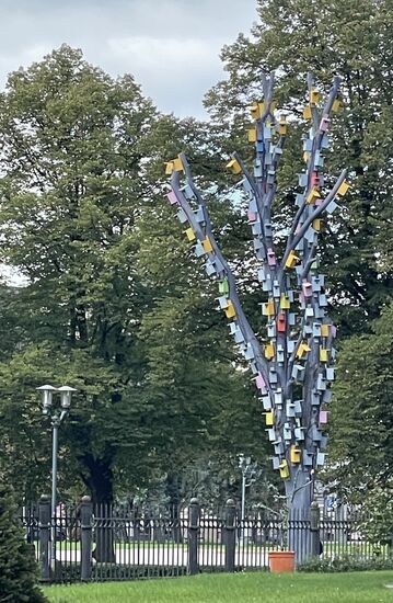 Ein künstlerisch gestalteter Baum im „Kronvalda Park“ -dieser Park wird vom Stadtkanal geteilt
Wir lassen den Park aber Park sein-unser Ziel ist die Altstadt