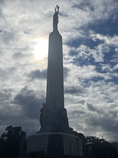 Das Freiheitsdenkmal im Gegenlicht -eine Travertinsäule , zum Gedenken an die gefallenen Soldaten des Lettischen Unabhängigkeitskrieges 1918-1929