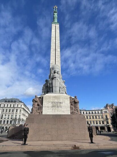 Und von vorn, es findet mehrmals täglich eine Wachablösung statt
Die Kupferfigur der ‚Freiheit hebt die 3 goldenen Sterne empor, welche die 3 Kulturräume Lettlands: Vidzeme, Latgale und Kurland repräsentieren