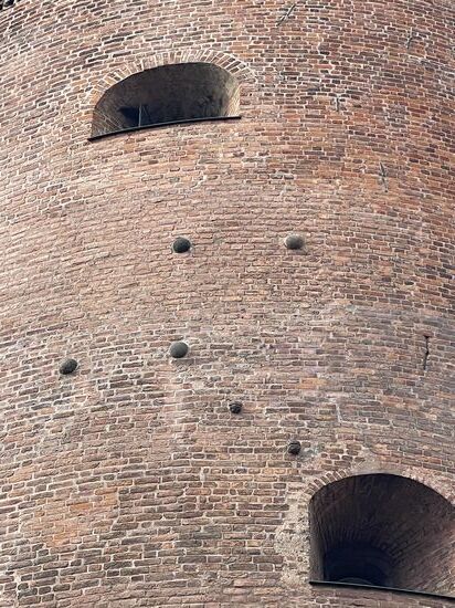 Hier sieht man die Kanonenkugeln, die während der Belagerung Rigas im 17.Jhd in der Wand stecken geblieben sind