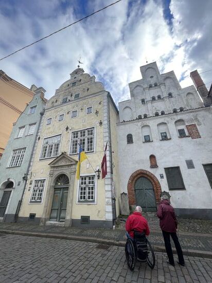 Eine der Haupt-Sehenswürdigkeiten sind die „Drei Brüder“-das Gebäude-Trio in der Altstadt. Sie sind die ältesten, erhaltenen steinernen Wohnhäuser der Stadt