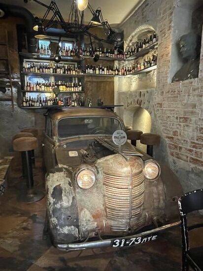 Da müssen wir mal reinschauen—eine gemütliche Bar mit „Steampunk-Athmosphäre“