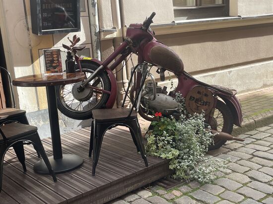 Eine urige Bar —die „Ms&amp;Mr Beer“