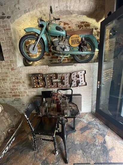 Wir dürfen Fotos machen, einkehren möchten wir noch nicht-