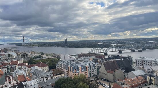 Wir steigen auf den Turm der Petrikirche—hier zahlt man 8 Euro p.P. -dafür kann man diesen Rundum-Blick von der auf 72m hohen Plattform genießen.
Die Petrikirche ist die höchste Kirche Rigas