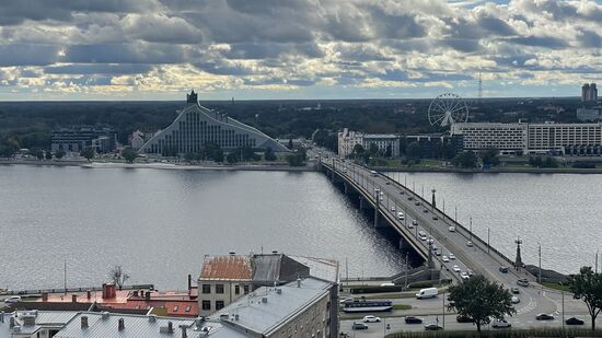 Das seltsame dreieckige Gebäude hinten ist die Nationalbibliothek.
Der Fluß, der durch Riga fließt, heißt Daugave oder Düna und mündet in die Ostsee-die Brücke ist die „Akmens Tilts“ eine bedeutende Straßenbrücke