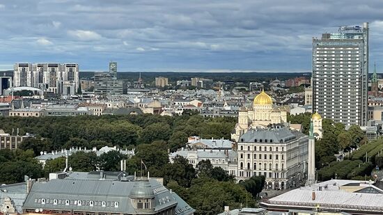 Hier nochmal Blick auf die Geburtskathedrale und das Radisson.