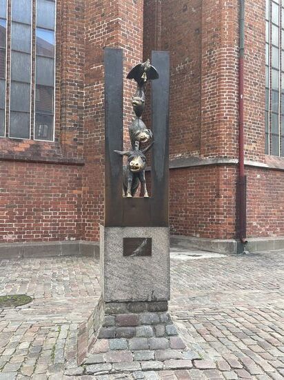 Vor der Petrikirche eine Skulptur der Bremer Stadtmusikanten - 1990 bekam Riga diese von ihrer Partnerstadt Bremen-
