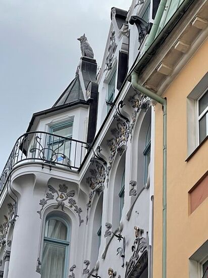 Riga ist wunderschön—sehr viele Häuser, wie dieses im Jungendstil mit Fabelwesen oder Tieren auf dem Dachfirst- wie hier den Hund