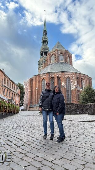 Chrissi und Michi vor der Petrikirche -