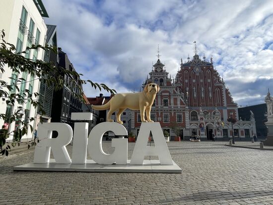 Hier sind wir am Schwarzhäupterhaus—leider schaffen wir die Besichtigung heute nicht mehr und verschieben das auf Sonntag