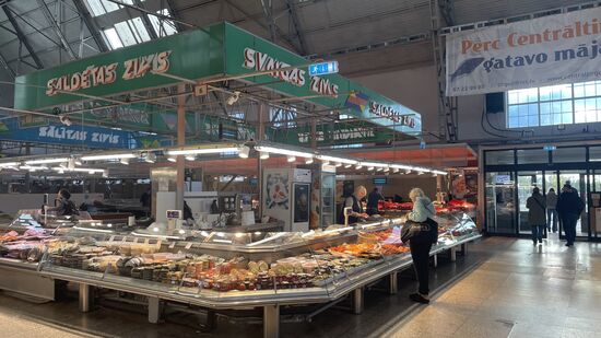 In diesen ehemaligen Luftschiffhallen befindet sich seit 1930  der größte Lebensmittelmarkt Lettlands