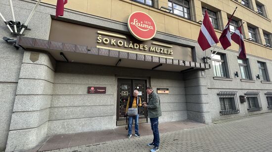 Leider erfahren wir hier, dass es nur Führungen bis 18 Uhr gibt—der Reiseführer von Michi ist von 2016  Es ist 17.30 Uhr und so verschieben wir das auch auf Sonntag