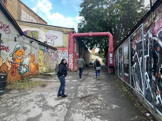Auf der Suche nach einem Restaurant entdecken wir eine Gasse mit Graffiti bemalten Wänden….