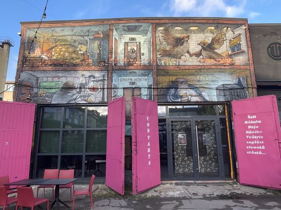 Dieses Viertel ist für seine Street Art und seine lebendige Athmosphäre und kulturelle Veranstaltungen bekannt
Die Gegend hat industriellen Charme, da sie in einem ehemaligen Autowerk untergebracht ist