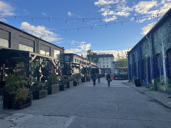Gerade ist alles ausgestorben, aber die vielen Tische und Stühle deuten darauf hin, dass hier sonst einiges los ist.
Außerdem scheint hier auch einiges an Theater, Tanz und Kunst geboten zu werden
