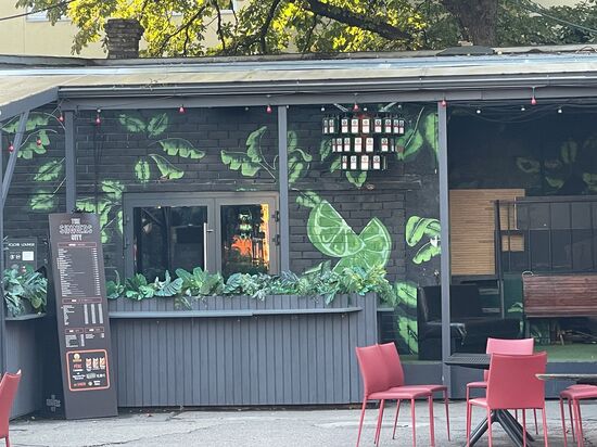 Eine Jägermeisterlampe schmückt diese Außengastronomie