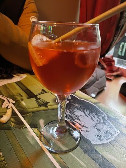 Also: Bolt geordert und erstmal in eine Bar zur „Happy Hour“  für ein paar -Aperol Sprizz !
