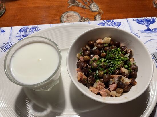 Dann besuchen wir ein landestypisches Restaurant. 
Hier ein landestypische Gericht: Graue Erbsen mit Speck—dazu Buttermilch