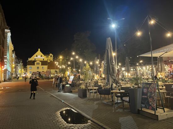 Zu Fuß spazieren wir nun den knappen einen Kilometer zurück zu unserem Hotel