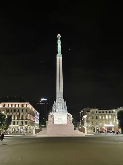 Das Freiheitsdenkmal ist nun schön beleuchtet